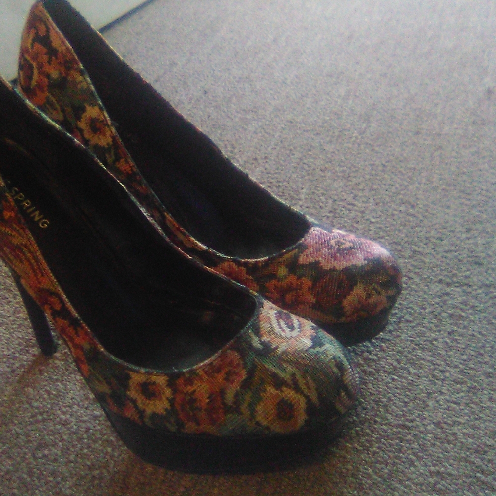 Flowered pattern heels